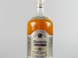 l'image d'une bouteille de whisky posée sur une surface blanche