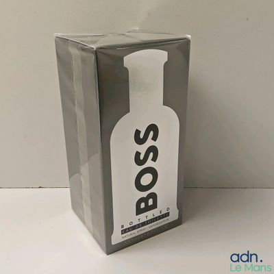 Le coffret du parfum est vide et prêt à être ouvert.