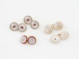 trois paires de boucles d'oreilles et une paire de boucles d'oreilles posées sur une surface blanche