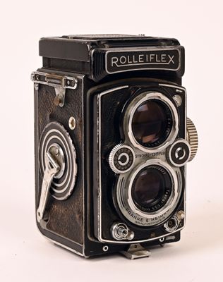 une photo en noir et blanc d'un appareil photo Rolleiflex