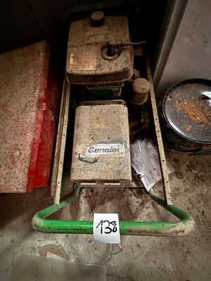 une cuisine sale avec une cuisinière sale et une poubelle sale