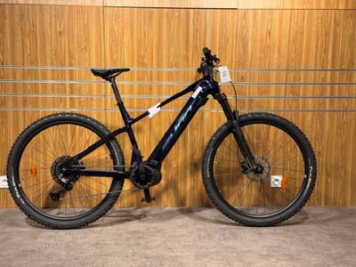 une photo d'un VTT garé dans un garage