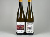 deux bouteilles de vin posées l'une à côté de l'autre sur une table