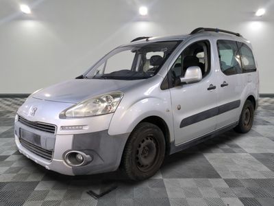 la photo d'une petite camionnette argentée garée dans une pièce