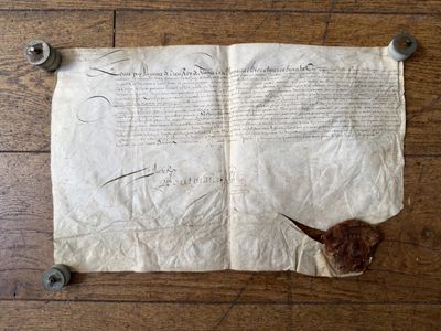 un vieux bout de papier posé sur un parquet