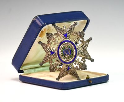 une petite boîte bleue ornée d'une étoile dorée