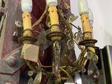 un lustre suspendu à la façade d'un immeuble