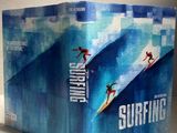 une photo d'un livre sur lequel figure l'image d'un surfeur