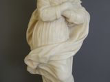 une statue de femme tenant un bébé dans ses bras