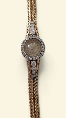 une montre-bracelet de femme ornée de diamants