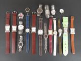 un grand nombre de montres posées sur une table