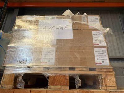 une palette remplie de cartons de bois dans un entrepôt