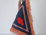 une image représentant une serviette bleue et orange sur laquelle figure un oiseau rouge
