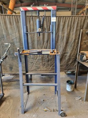 une photo d'un établi métallique dans un atelier