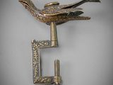 a bird that is sitting on top of a key