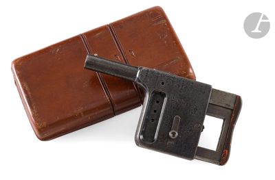 un étui en cuir marron sur lequel est posé un pistolet