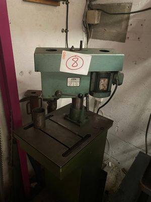 une machine posée sur une table dans une pièce