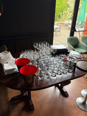 une table sur laquelle sont posés des verres à vin et des assiettes