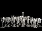 un grand nombre de verres à vin posés sur une table