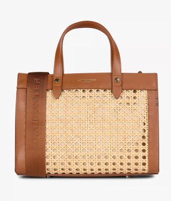 un sac marron et blanc muni d'une poignée et de anses marron