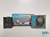 un boîtier sur lequel sont posés un clavier et un casque