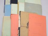 un assortiment de livres et de cahiers posés sur une table