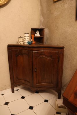 Encoignure à gradin en bois naturel mouluré et sculpté ouvra… - Photo 1