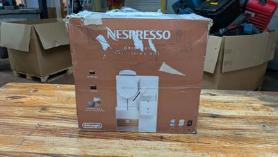 une boîte de café Nespresso posée sur une table