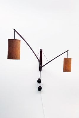 une lampe fixée à un poteau au mur