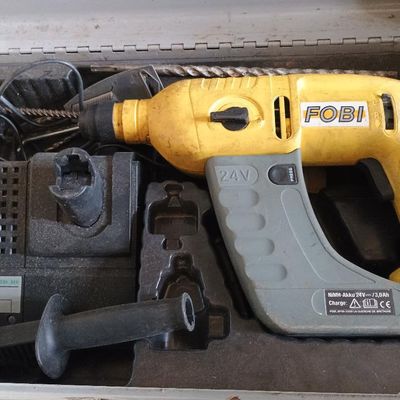 une perceuse filaire jaune et d'autres outils dans une mallette