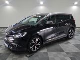 la voiture noire est garée dans une grande pièce au sol en damier