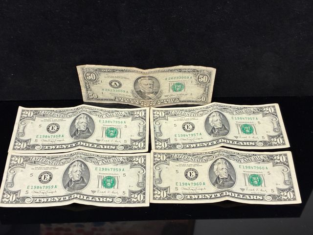 1x50 dollars, 4x20 dollars soit 130 dollars