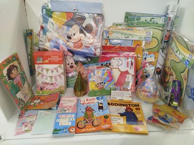 beaucoup de livres et de jouets pour enfants sur une étagère