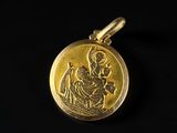 un pendentif en or représentant une femme et un enfant