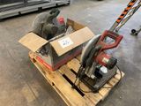 une caisse d'outils posée sur une palette dans un entrepôt