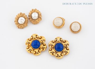 trois paires de boucles d'oreilles en or et en lapis-lazuli et une paire de boucles d'oreilles en perles