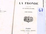 deux livres ouverts sur une table