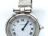 une image d'un gros plan d'une montre-bracelet avec des chiffres romains