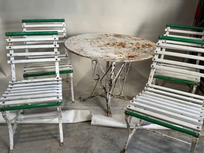 quatre chaises et une table posées sur le sol en béton