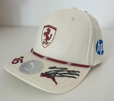 la casquette est blanche et comporte une bande rouge autour du bord