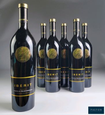 six bouteilles de vin rouge sont alignées