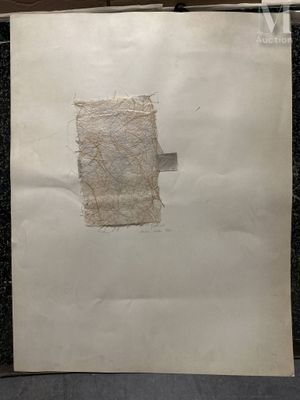 un morceau de papier sur lequel est collé un morceau de ruban adhésif
