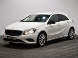 La Mercedes Classe B est garée dans une pièce dont le sol est en damier.