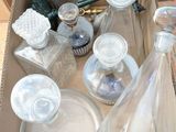 une boîte contenant de nombreuses bouteilles en verre vides