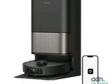 une photo d'une cafetière noire et argentée à côté d'un téléphone portable