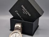 une image représentant une montre dans un coffret, avec un autre coffret en arrière-plan