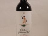 une bouteille de vin posée sur une table