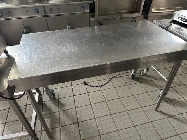 Table inox sur roulettes 140x70
