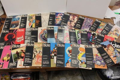 un grand nombre de livres posés sur une table