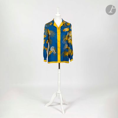 une photo d'un t-shirt bleu et jaune sur un mannequin